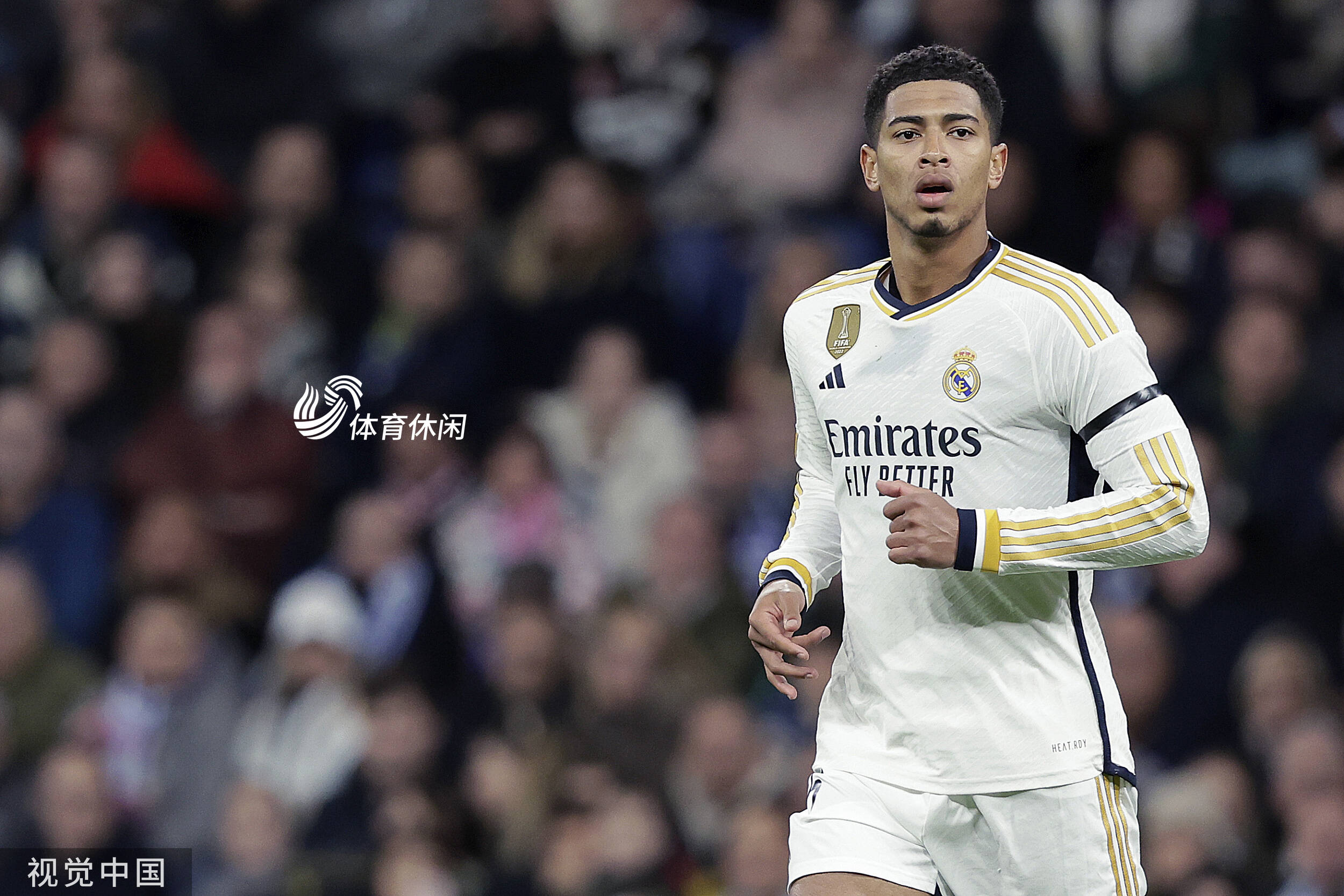 全国残特奥会——苏炳添为田径男子跳远T13级获奖选手颁奖