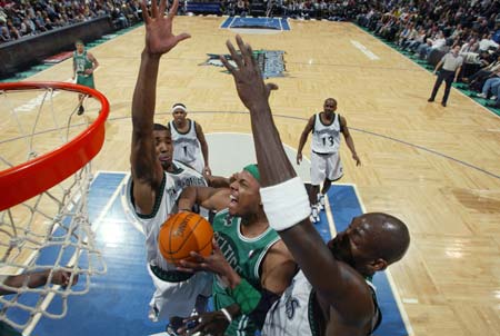 官方：瓦伦西亚签下皇社前锋萨迪克；据悉费用为300万欧+浮动