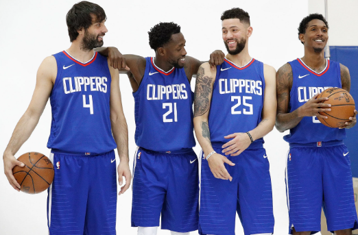 洛杉矶道奇队在缩水赛季击败光芒夺冠，克莱顿·克萧终于亲手捧起冠军奖杯