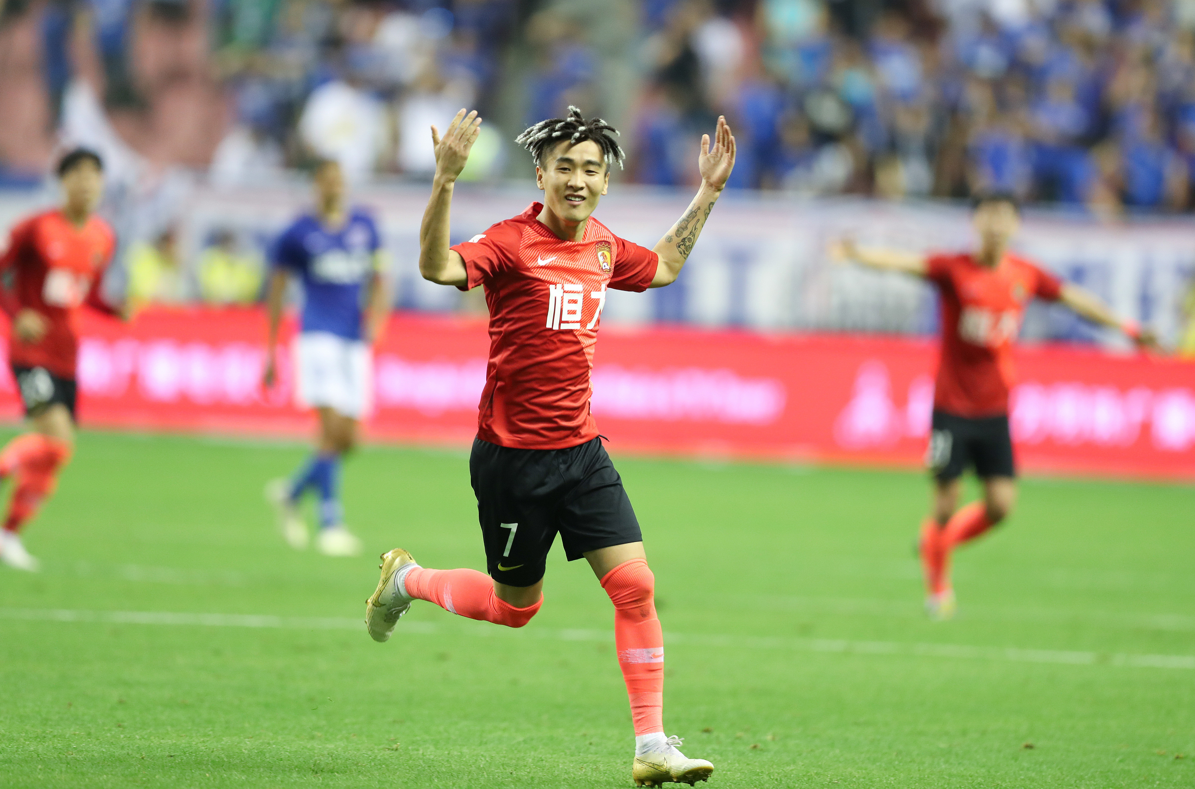 这雪有点大，欧冠赛前一名挪威记者在博德闪耀的球场边线处滑雪