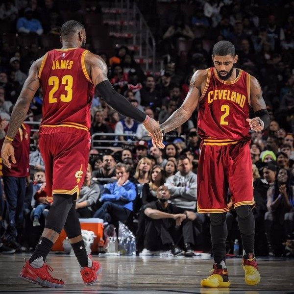 热搜第一！#泰勒斯威夫特官宣订婚 ，男方是知名橄榄球球星